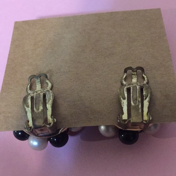 Vintage clip on style earrings faux pearls - Picture 4 of 4